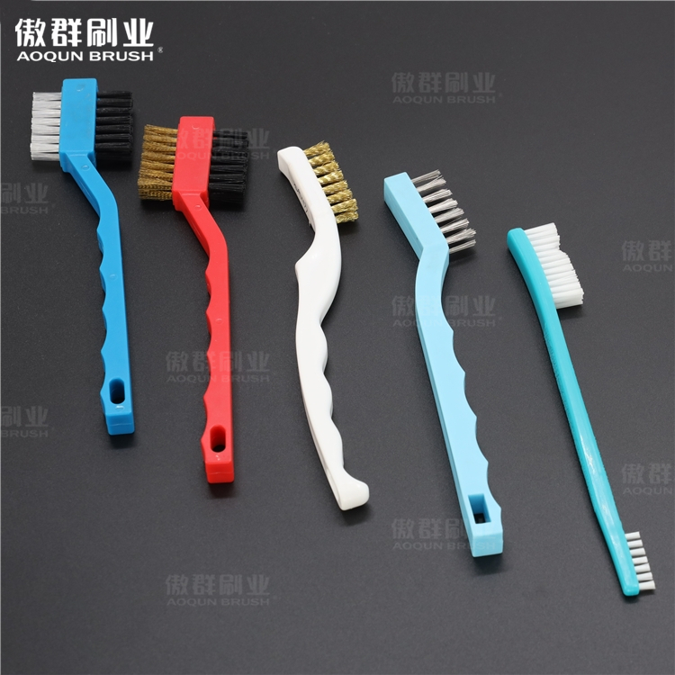 Medical device cleaning brushes