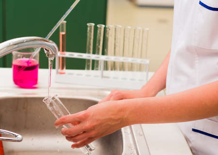 Which Glassware In The Laboratory Can Be Washed With Cleaning Brush？