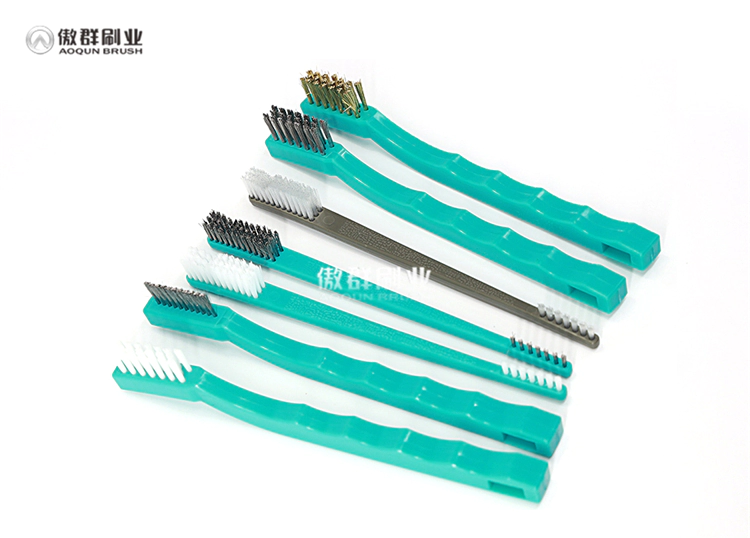 Medical cleaning brushes